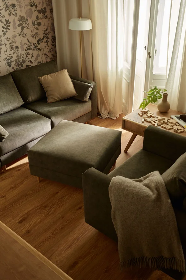 salon z zielonymi meblami modułowymi